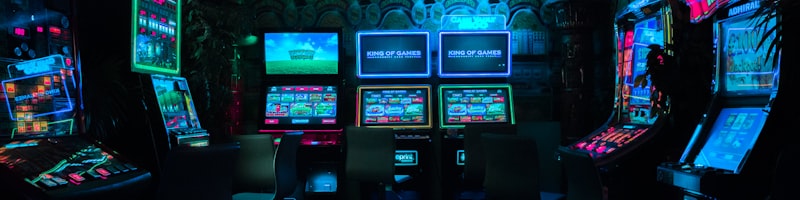 华丽的游戏技能特效动画序列图，包含光影和粒子效果